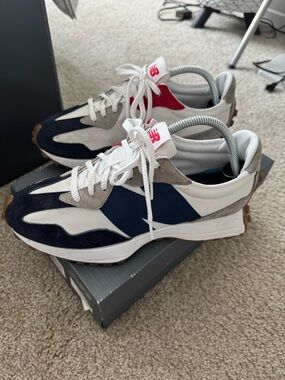 New Balance Retro 327 Lifestyle Mode De Vie sneakers in Navy/White/Grey and Red